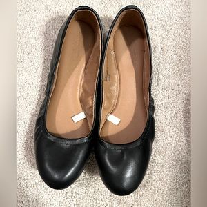 Women’s Universal Thread black flat.